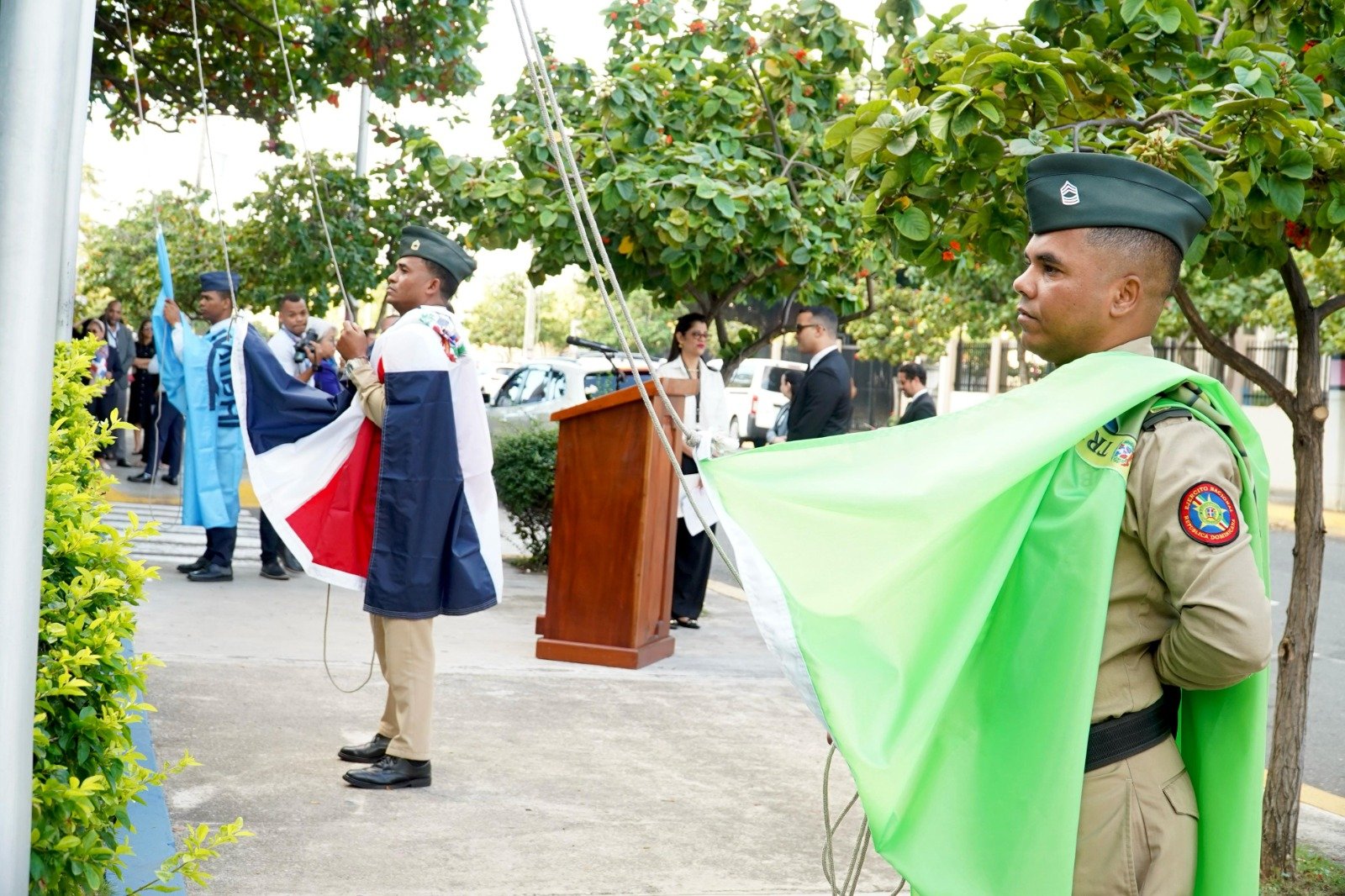 Niños rinden homenaje a la Bandera Nacional con motivo del Día de la ...