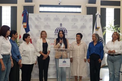 Viceministras y personal administrativo del Ministerio de la Mujer