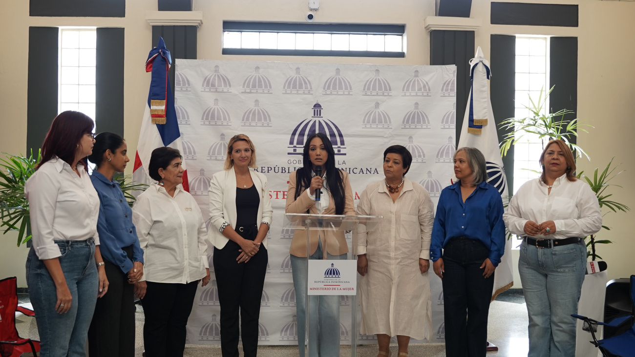 Viceministras y personal administrativo del Ministerio de la Mujer