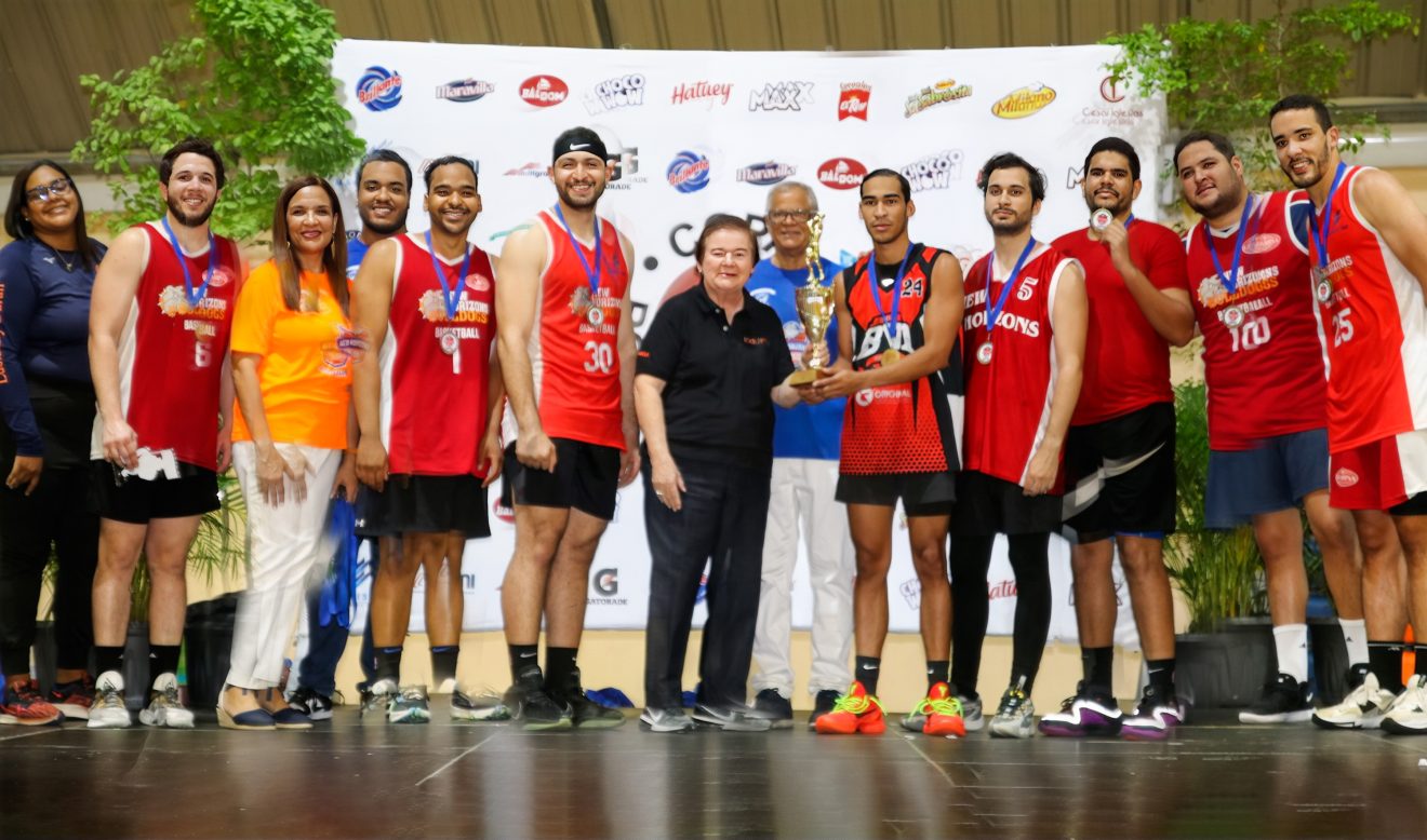 Foto 4, Entrega copa al equipo Rojo como campeón de categoría Egresados.