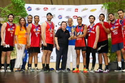 Foto 4, Entrega copa al equipo Rojo como campeón de categoría Egresados.