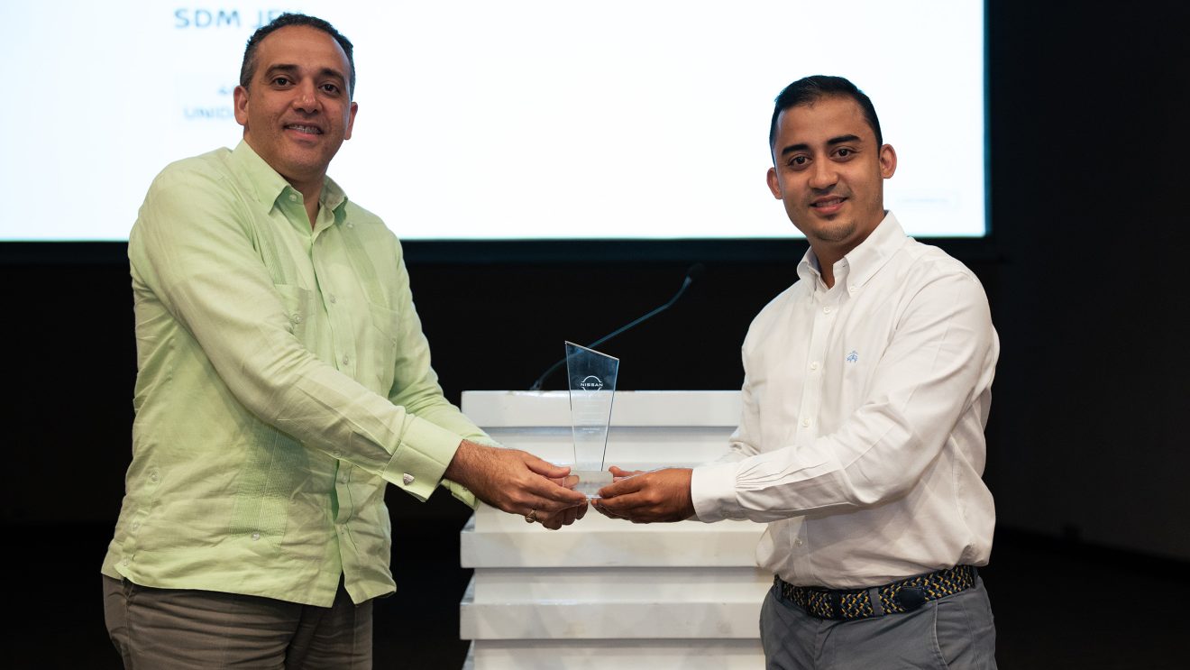 Foto 4, Foto 4, Luis NG entrega reconoce a Blas Fernández.