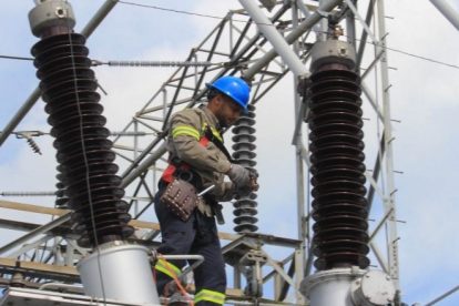 Personal técnico trabajando en restablecer el servicio energético