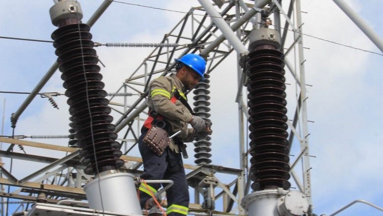 Personal técnico trabajando en restablecer el servicio energético