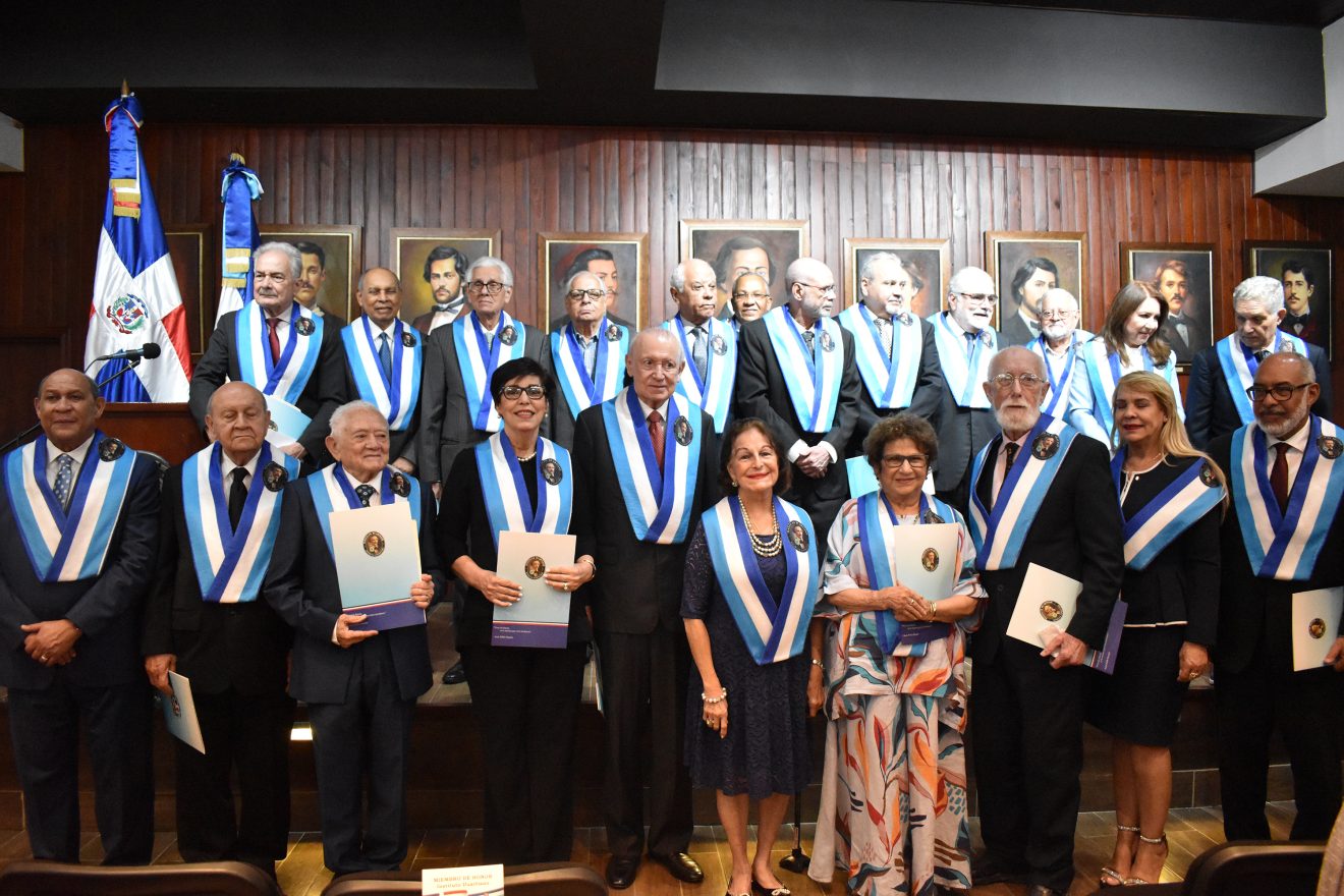 Foto 1, Las personalidades juramentadas como miembros de honor del ID.