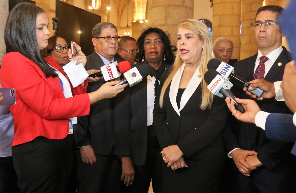 Foto 2, Laura Sánchez se dirige a los presentes en los actos del Día del Notario. (1)