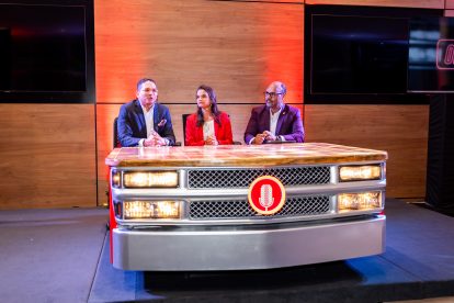 Foto 2, Los conductores del podcast Oscar Santana, Paola Soto y Sander Marte, en la cabina.