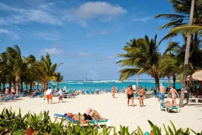 turistas en playa 1024x660 1