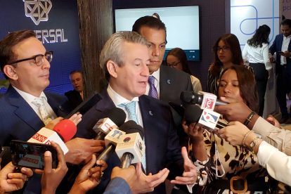 Foto 2, El presidente de CADOAR, James García, habla con representantes de medios informativos.