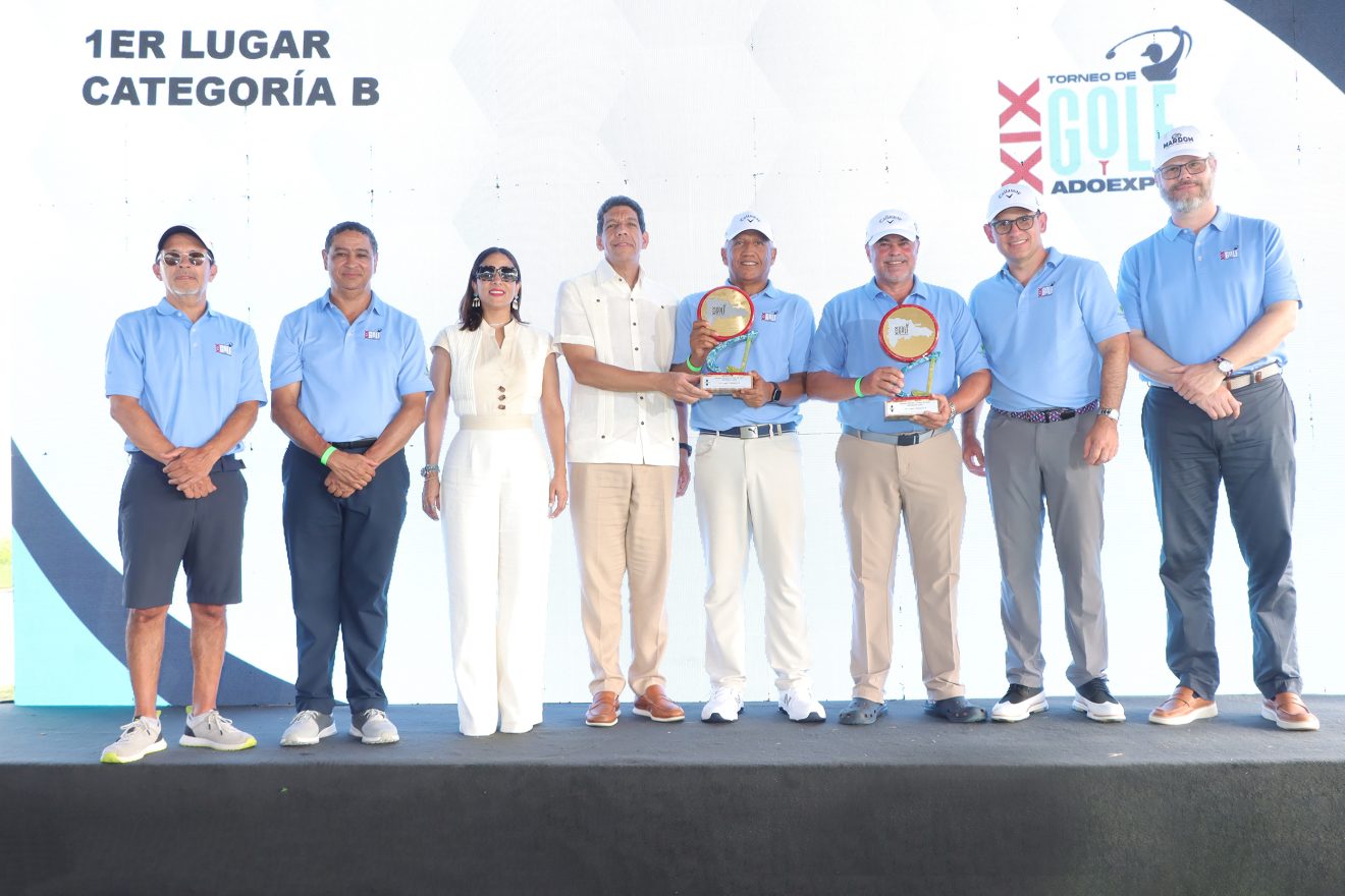 Foto 5, Los vencedores categoría B, Raúl Parra y Fausto Conde, reciben premios de directivos Adoexpo. (1)