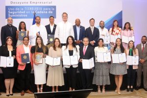 Foto 1, Bryan Goldfinger, Horacio Lomba, y representantes empresas certificada