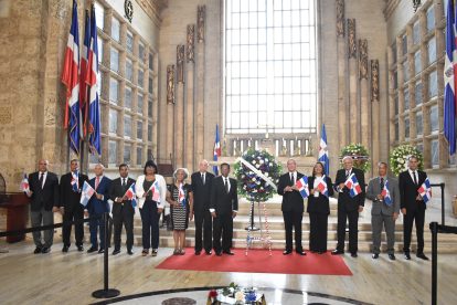 Foto 2, Directivos y miembros del Instituto Duartiano.