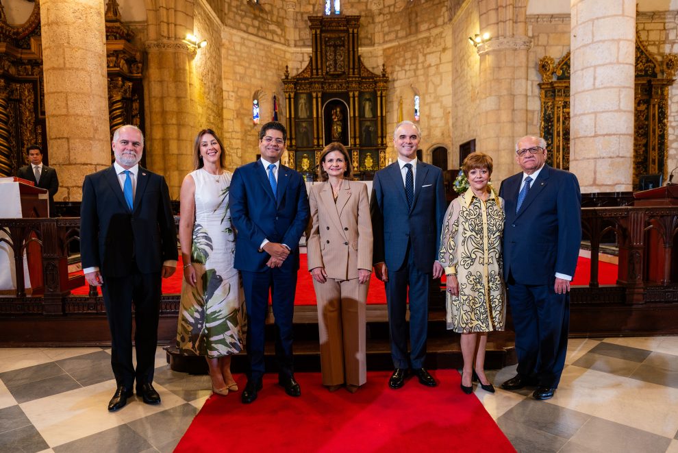 Foto 2,Alejandro Fernández, Gina y Rafael Izquierdo, Raquel Peña, Luis Luis Miguel De Camps y Evelyn y Ernesto M Izquierdo.