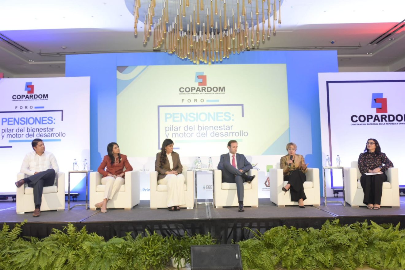 Foto 4, Los expositores del panel sobre pensiones.