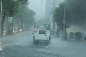 Fuertes aguaceros se registran en el Gran Santo Domingo 696x392