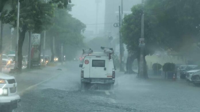 Fuertes aguaceros se registran en el Gran Santo Domingo 696x392