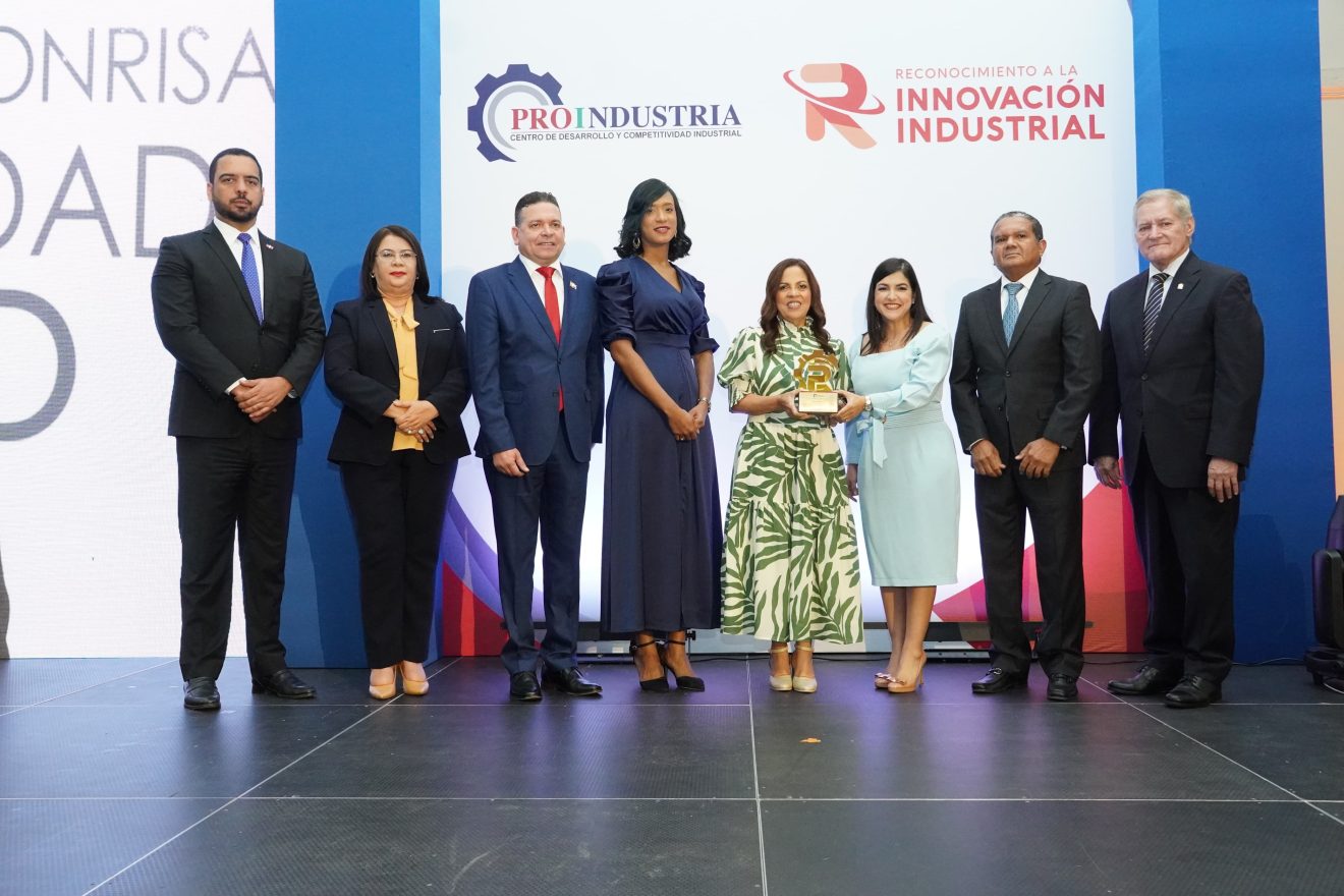 Foto entrega premio Proindustria a Helados Bon