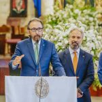 foto 4, interviene edmundo aja, le acompañan dennis simó y josé hernández