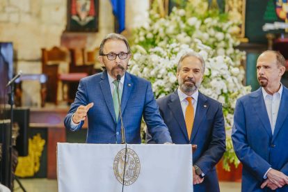 foto 4, interviene edmundo aja, le acompañan dennis simó y josé hernández