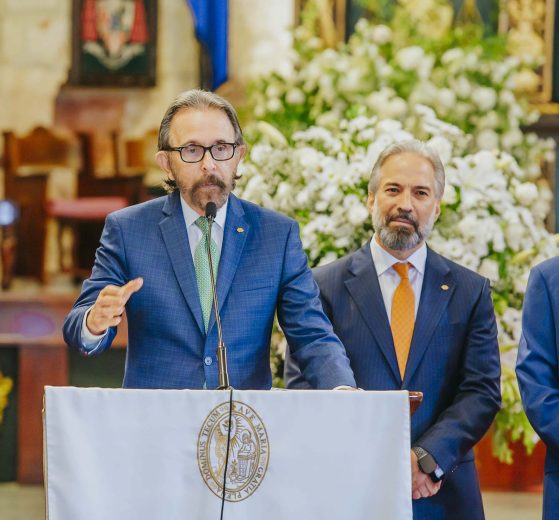 foto 4, interviene edmundo aja, le acompañan dennis simó y josé hernández