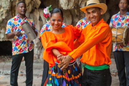 pareja bailando el merengue tipico