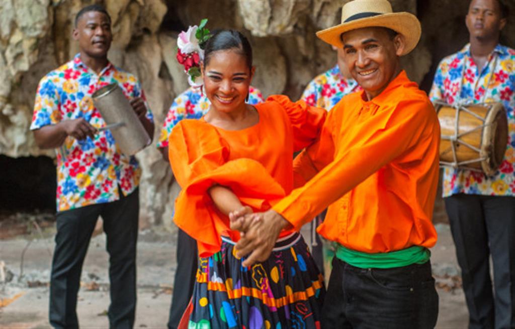 pareja bailando el merengue tipico