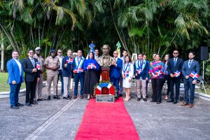 Foto 4, Angie Martínez Y Wilson Gómez Junto A Los Juramentados Y Miembros Del Cuerpo Diplomático.