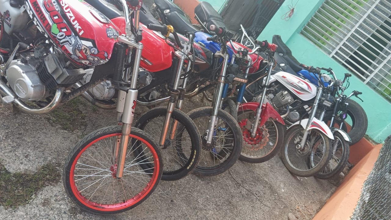 Motos