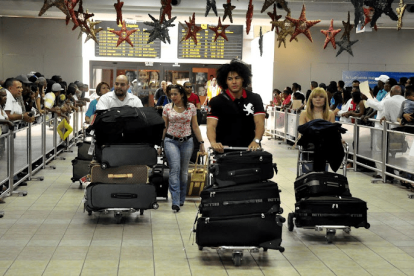 dominicanos residentes en el exterior llegan a pasar navidad