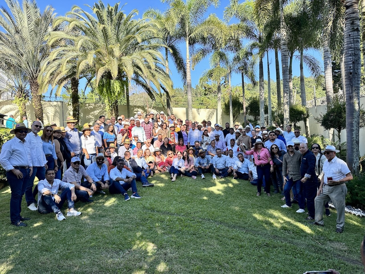 Abel Martinez Junto A Dirigentes Del Pld