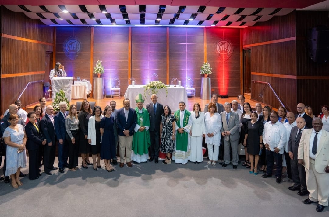 Dr. José Ramón Holguín Brito, Rector Del Itsc, Monseñor Francisco Osoria Acosta, Arzobispo Metropolitano Y Demás Acompañantes.