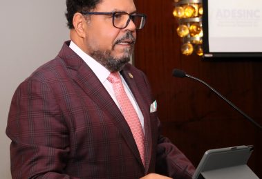 Foto 1, el pte. de adesinc, mayor general retirado freddy gonzález estrada.