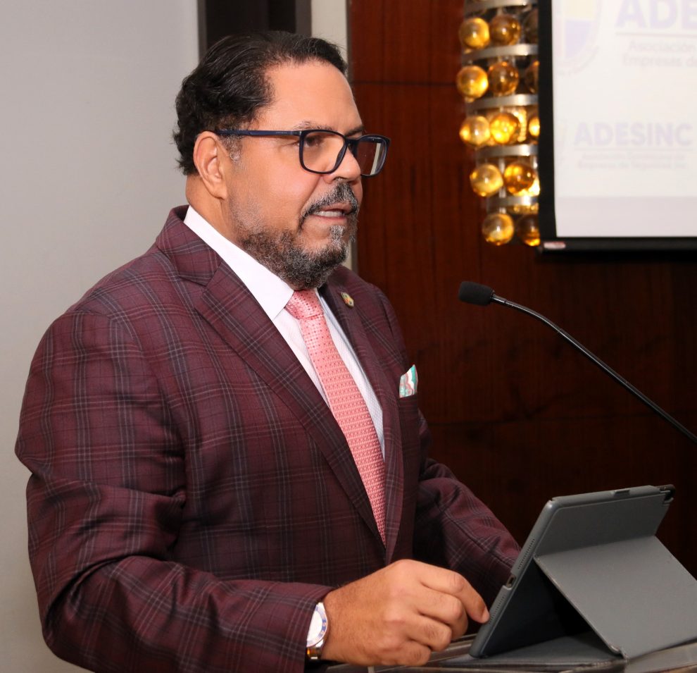 Foto 1, el pte. de adesinc, mayor general retirado freddy gonzález estrada.