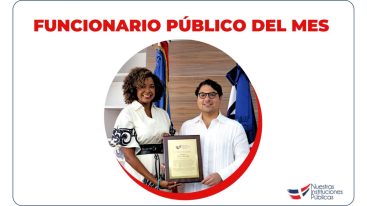 Ruth Molina, CEO de la Corporación de Medios Digitales Gelan entrega reconocimiento a Hostos Rizik
