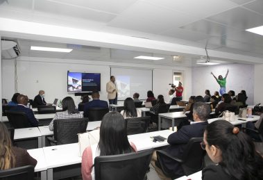 2. El director ejecutivo de Pro Consumidor, Eddy Alcántara, en la conferencia que dictó en la Universidad Autónoma de Santo Domingo
