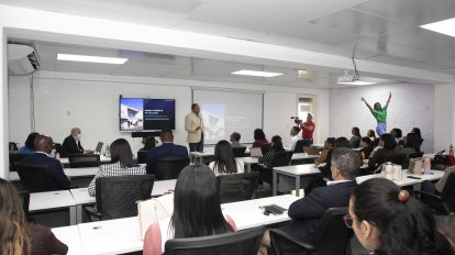 2. El director ejecutivo de Pro Consumidor, Eddy Alcántara, en la conferencia que dictó en la Universidad Autónoma de Santo Domingo