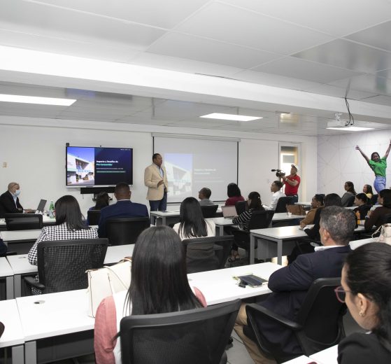 2. El director ejecutivo de Pro Consumidor, Eddy Alcántara, en la conferencia que dictó en la Universidad Autónoma de Santo Domingo