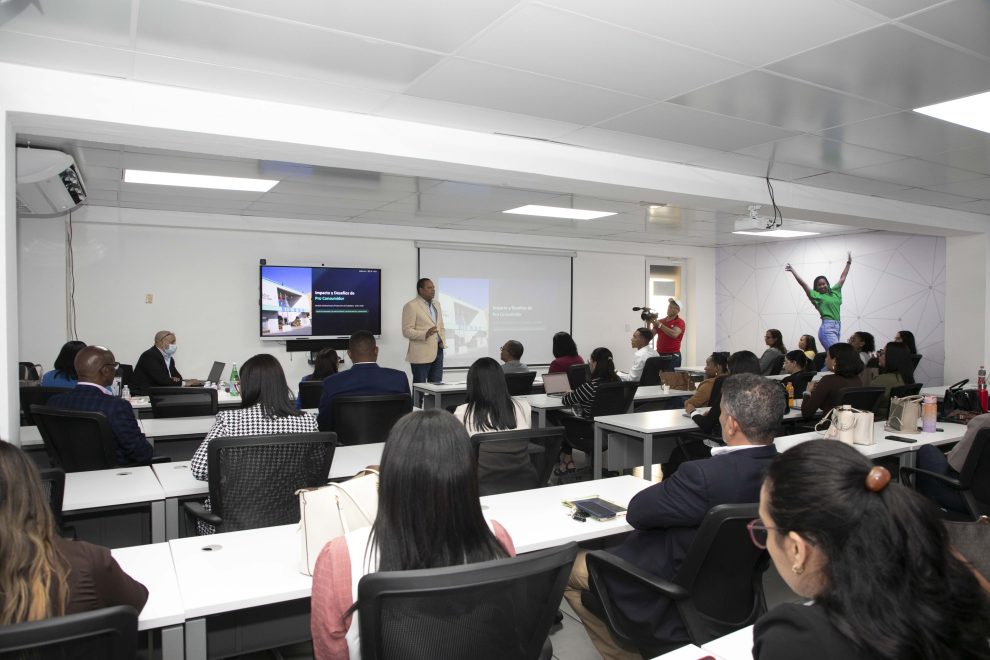 2. El director ejecutivo de Pro Consumidor, Eddy Alcántara, en la conferencia que dictó en la Universidad Autónoma de Santo Domingo