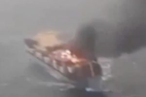 Irán muestra un barco en llamas atacado cerca del estrecho de Ormuz