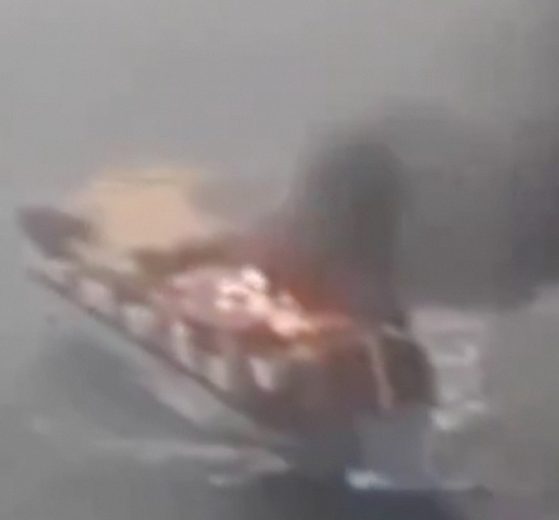 Irán muestra un barco en llamas atacado cerca del estrecho de Ormuz