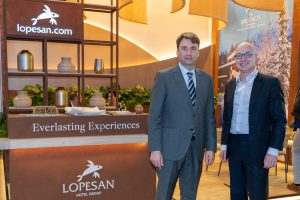 El director comercial de Lopesan Hotel Group, Juan Santana, junto al CEO de Thynk.cloud, Pascal Petit, durante el encuentro mantenido en Berlín en el marco de la ITB