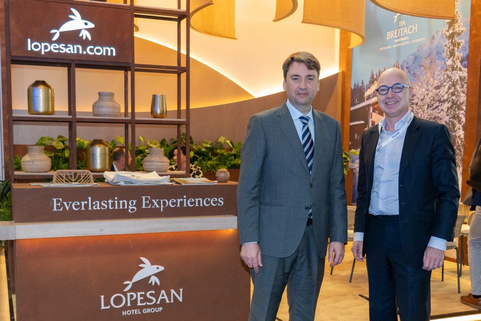 El director comercial de Lopesan Hotel Group, Juan Santana, junto al CEO de Thynk.cloud, Pascal Petit, durante el encuentro mantenido en Berlín en el marco de la ITB