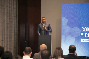 El director ejecutivo de Pro Consumidor, Eddy Alcántara, habla en el seminario “Competencia Justa y Comercio Formal Desafíos para la República Dominicana”.