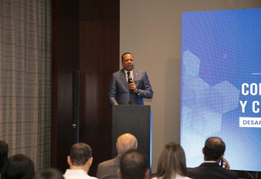 El director ejecutivo de Pro Consumidor, Eddy Alcántara, habla en el seminario “Competencia Justa y Comercio Formal Desafíos para la República Dominicana”.