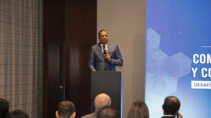 El director ejecutivo de Pro Consumidor, Eddy Alcántara, habla en el seminario “Competencia Justa y Comercio Formal Desafíos para la República Dominicana”.