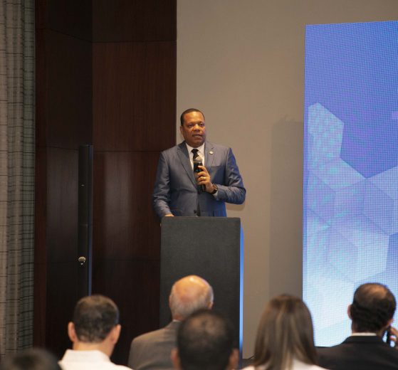El director ejecutivo de Pro Consumidor, Eddy Alcántara, habla en el seminario “Competencia Justa y Comercio Formal Desafíos para la República Dominicana”.