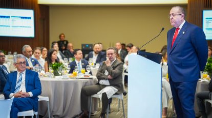 El ministro de Hacienda y Economía, Magín Díaz, durante el encuentro industrial de la AIRD.