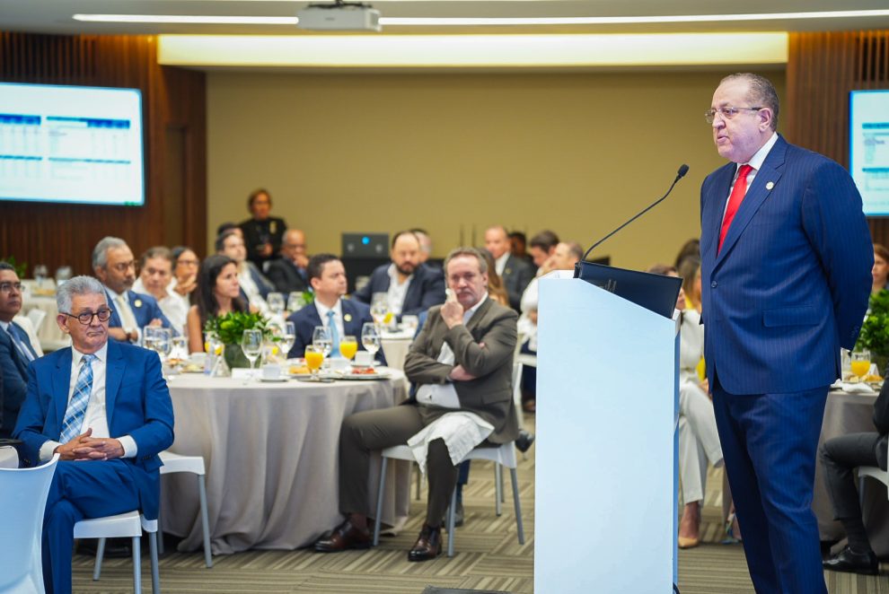 El ministro de Hacienda y Economía, Magín Díaz, durante el encuentro industrial de la AIRD.