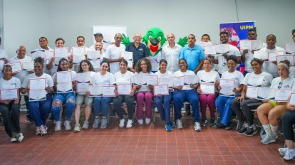 El profesor Nelson Ramirez la mascota Coli el instructor argentino Rafael Acosta y Victor Perez y los cursantes de niveles I II y III.