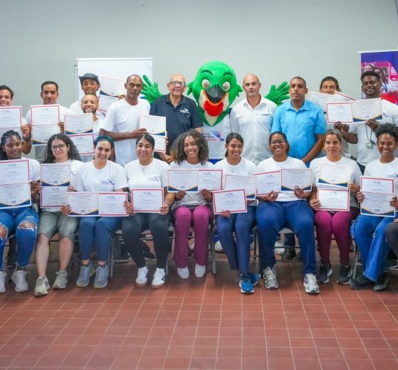 El profesor Nelson Ramirez la mascota Coli el instructor argentino Rafael Acosta y Victor Perez y los cursantes de niveles I II y III.
